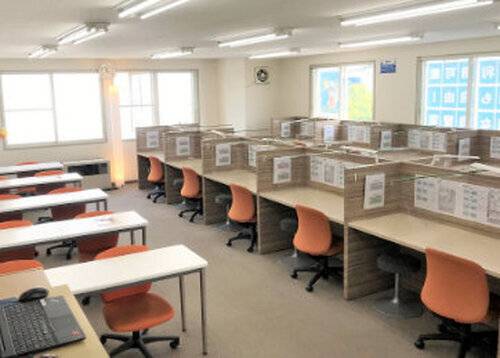 明るく清潔感のある空間で、生徒の様子が一目で見渡せます。