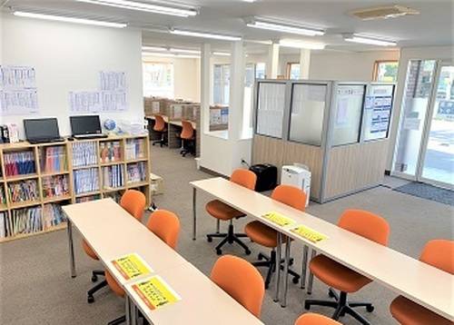 明るく清潔感のある空間で、生徒の様子が一目で見渡せます。