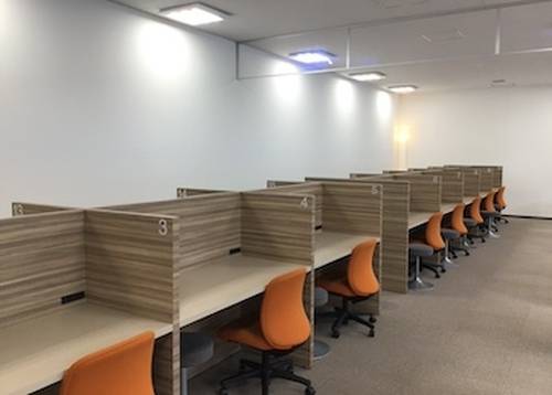 明るく清潔感のある空間で、生徒の様子が一目で見渡せます。