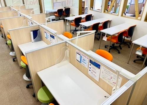 明るく清潔感のある空間で、生徒の様子が一目で見渡せます。