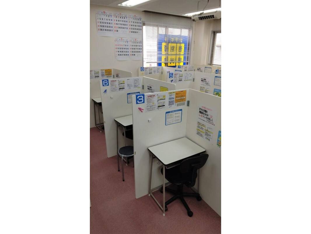 パーテーションで区切られた席で授業を行います。