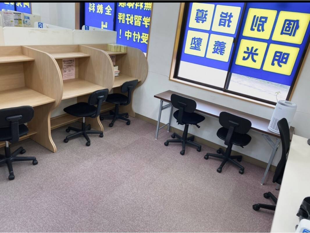 自習スペースあります。特にお家で勉強出来ない方にオススメ♪