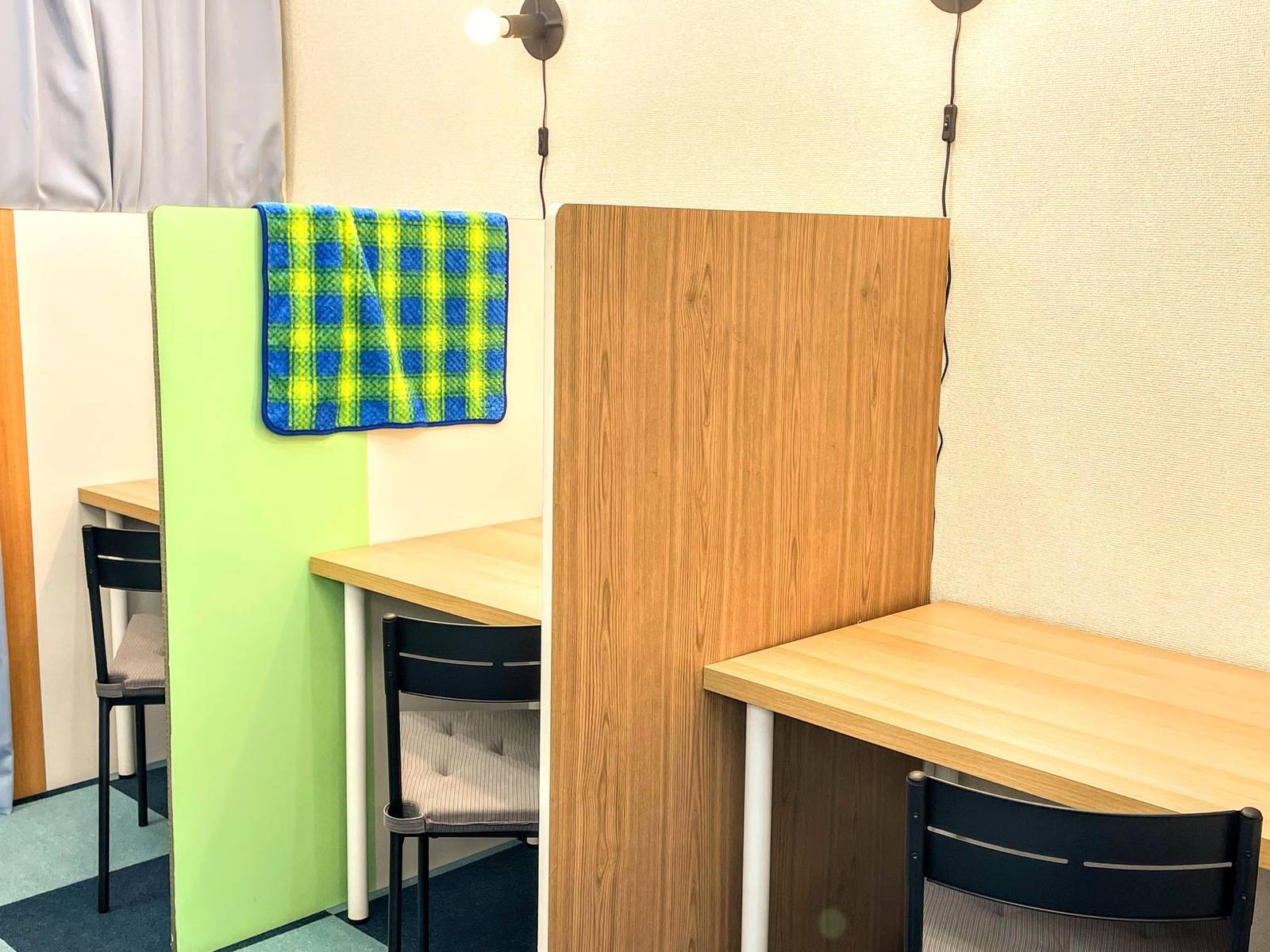 自習席は広く明るい！机の大きさは幅100cm奥行60cm