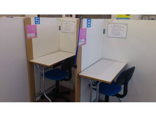 パーテーションで区切られ集中できます！