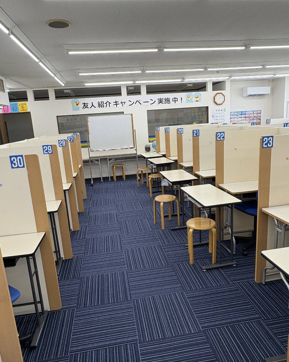 机はそれぞれ仕切られているので集中して勉強できます。