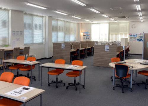 明るく清潔感のある空間で、生徒の様子が一目で見渡せます。