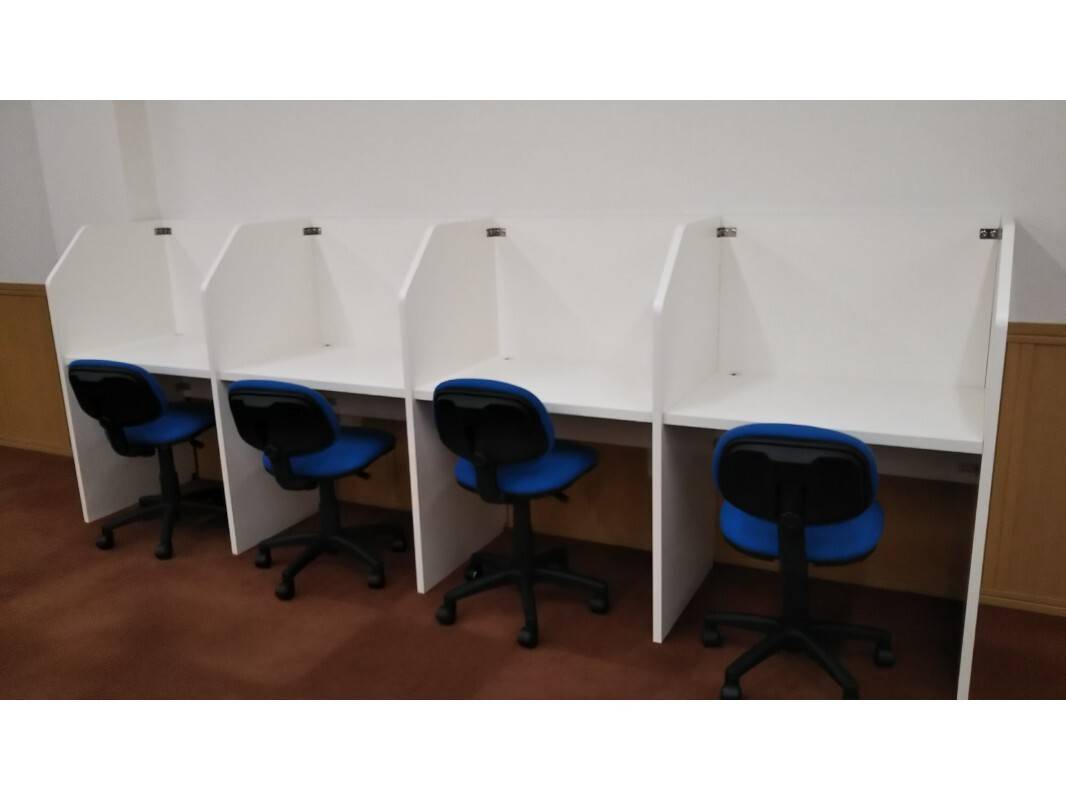 自習席も完備。区切られているので集中できます！
