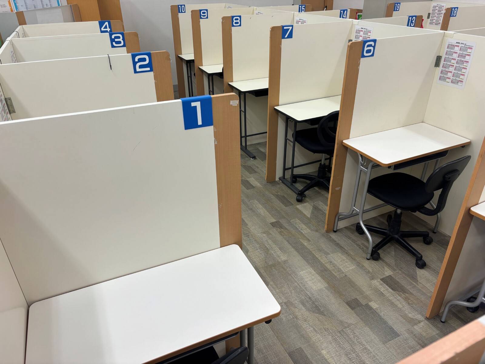 パーテーションで区切られており、集中して取り組めます！