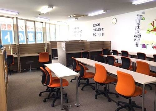 明るく清潔感のある空間で、生徒の様子が一目で見渡せます。