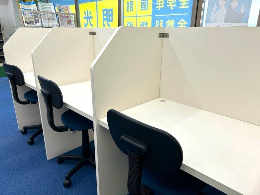 自習室完備。学校の帰りに自習による生徒さんも多いです。