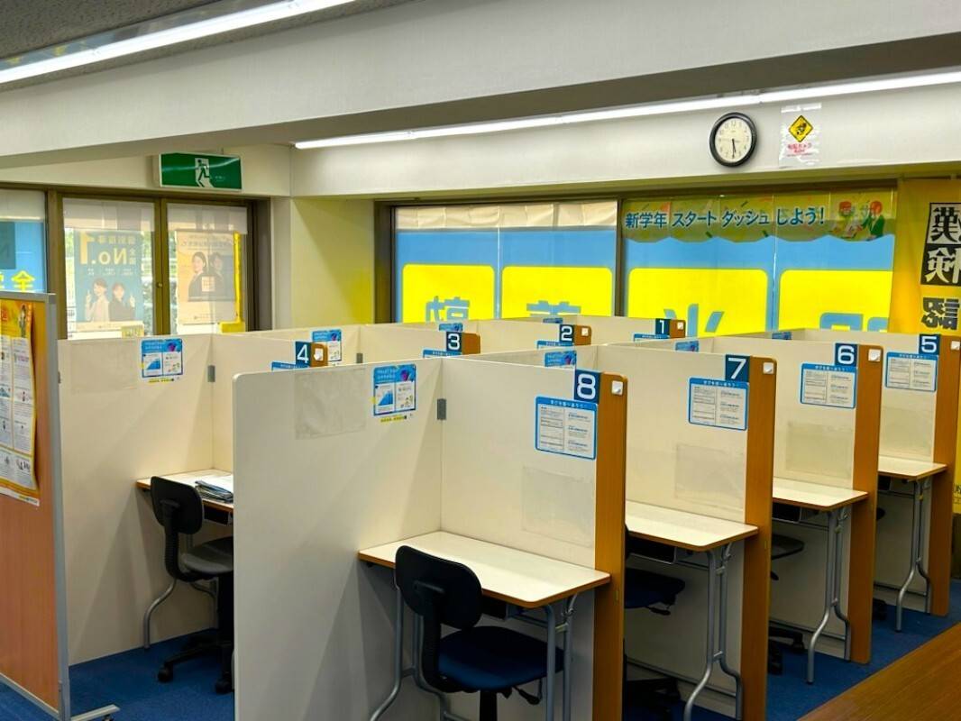 授業スペースです。明るくきれいな学習環境を提供いたします。