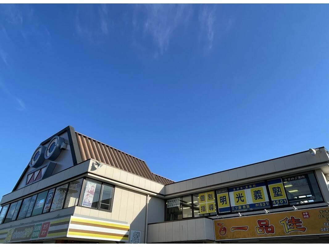 新青梅街沿い、顔の形が特徴のビルの2階です