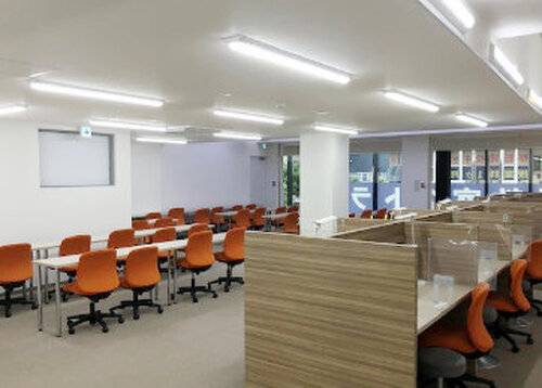 移転に伴い、机や椅子も新調しました。新しいきれいな教室です。