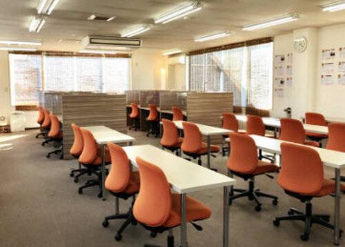 明るく清潔感のある空間で、生徒の様子が一目で見渡せます。