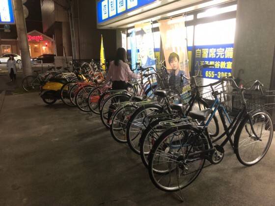 教室前が駐輪場となっております！駐車場もあります。