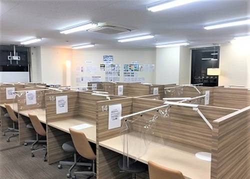 明るく清潔感のある空間で、生徒の様子が一目で見渡せます。