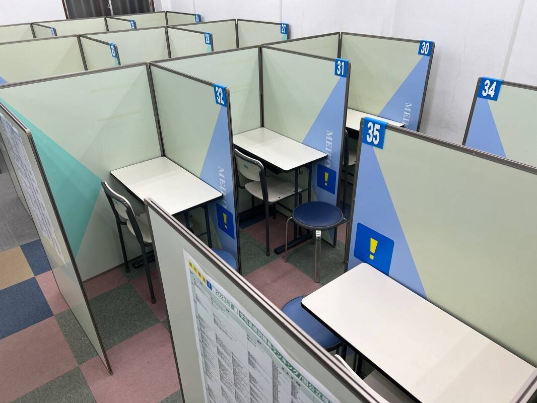 【授業スペース】三方向を囲まれ落ち着いて授業に取り組めます！