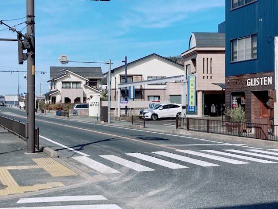 丸山方面に向かって右手「湯所交番」隣の1階にあります。