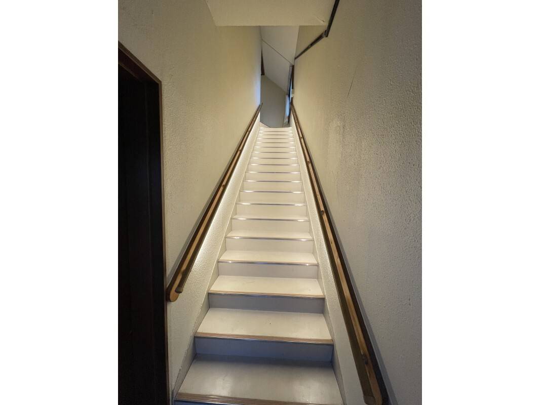 2回の受付に向かう階段です。