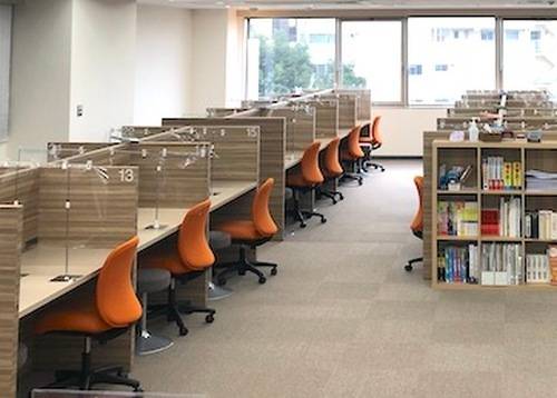 明るく清潔感のある空間で、生徒の様子が一目で見渡せます。