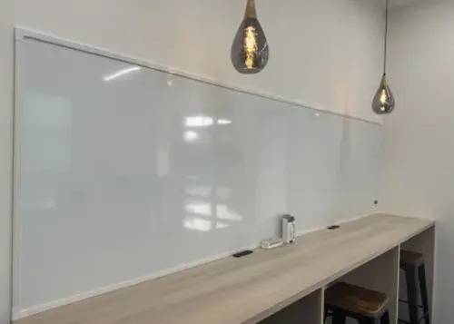 オシャレな質問対応ブースでいつでも先生に質問できます！