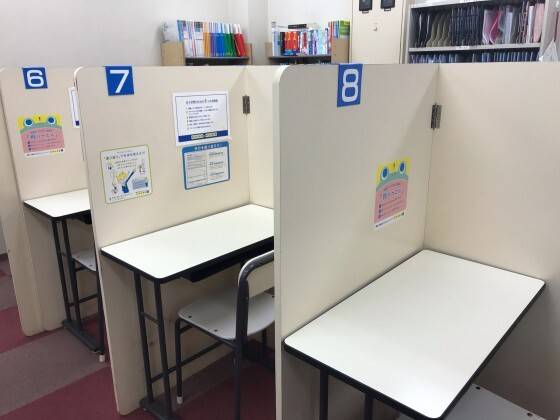 授業スペースはこちら、パーテーションで区切られています