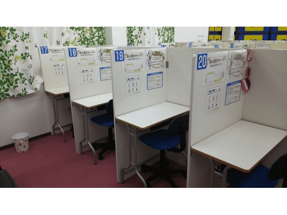 一人ずつの席に座っての授業です。