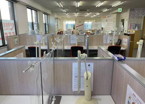 ブースの中に飛沫感染防止の仕切りを設けています。