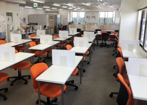 明るく清潔感のある空間で、生徒の様子が一目で見渡せます。