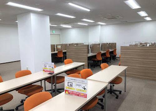 ブースの中に飛沫感染防止の仕切りを設けています。