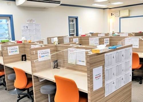 明るく清潔感のある空間で、生徒の様子が一目で見渡せます。