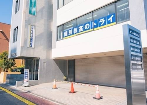 教室外観、県道502号沿いに教室がございます。