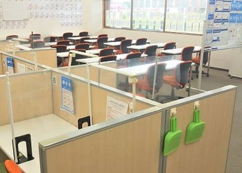 明るく清潔感のある空間で、生徒の様子が一目で見渡せます。