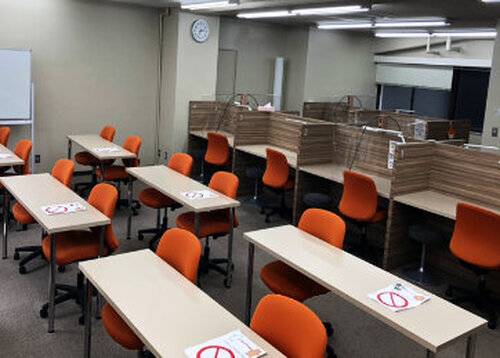 明るく清潔感のある空間で、生徒の様子が一目で見渡せます。