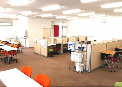 明るく清潔感のある空間で、生徒の様子が一目で見渡せます。