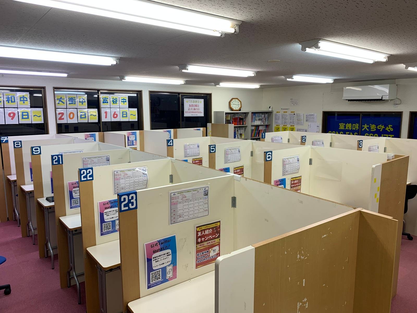 座席ごとに仕切りがあり、集中して学習することができます