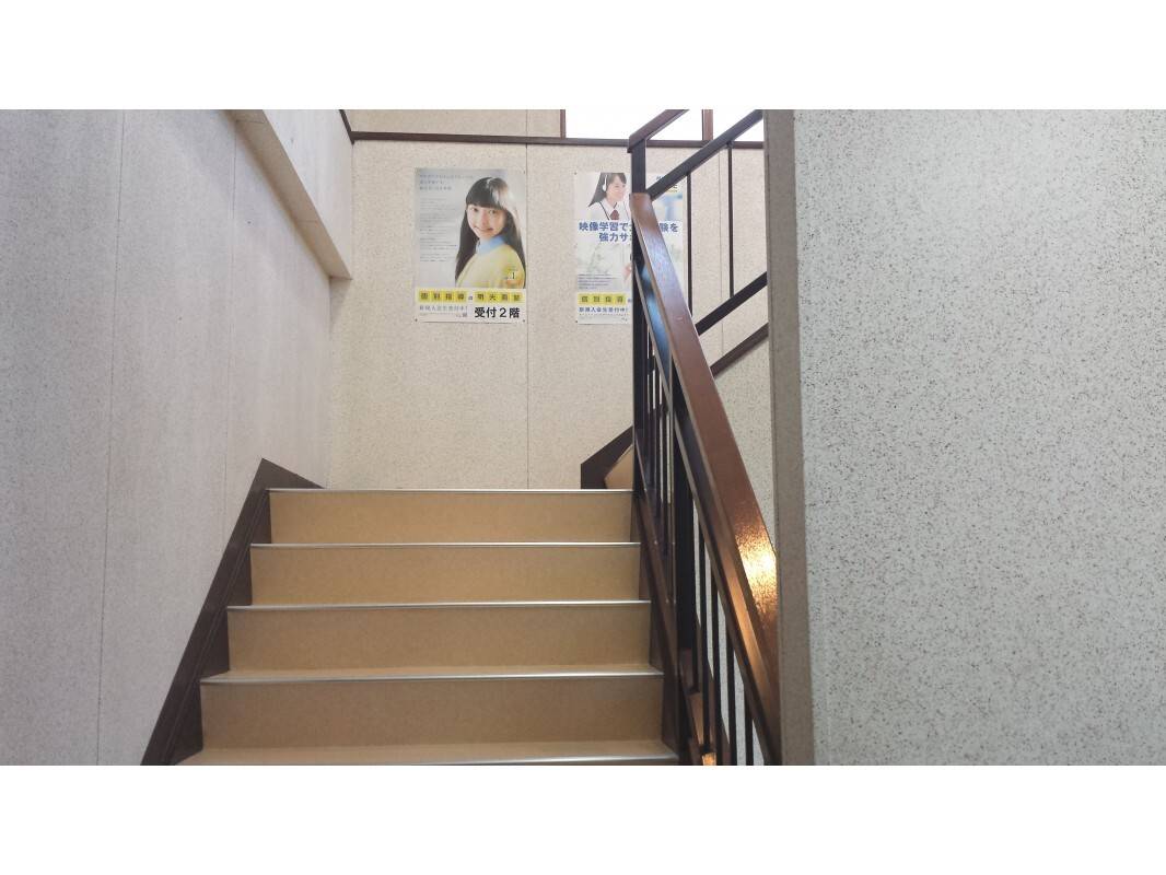 玄関から入り斜め後ろを振り返ると、階段があります。