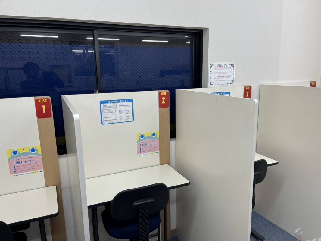 14席の自習席があります。自習で頑張っている生徒も多いです♪