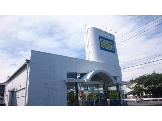 道路沿いにある大きな看板が目印です。