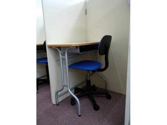 自習スペース。一人ひとり区切られています。