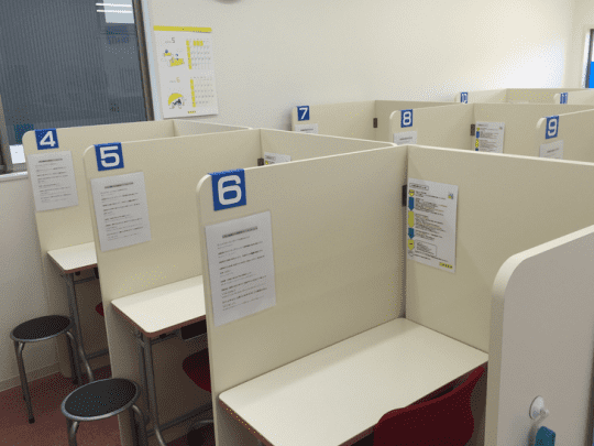 個別指導なので、席は一つずつ区切られています。