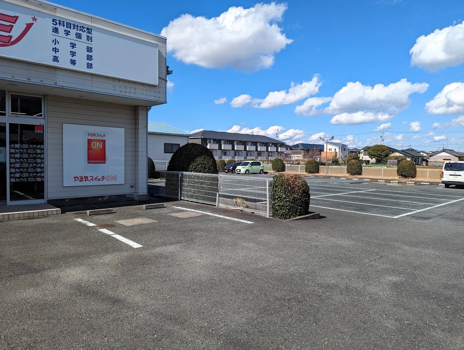 広い駐車場を完備。送迎の時も安心です。