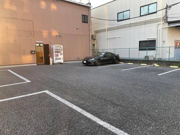 教室裏側にある駐車場も広く、送迎の際も安心です！