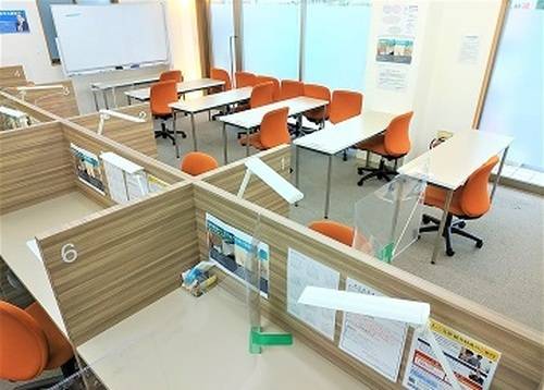 明るく清潔感のある空間で、生徒の様子が一目で見渡せます。