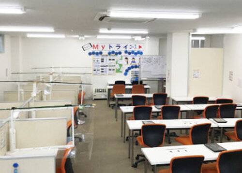 明るく清潔感のある空間で、生徒の様子が一目で見渡せます。