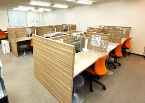 明るく清潔感のある空間で、生徒の様子が一目で見渡せます。