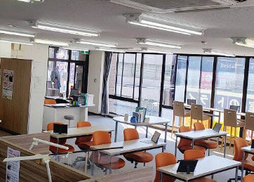 明るく清潔感のある空間で、生徒の様子が一目で見渡せます。