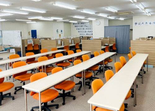 明るく清潔感のある空間で、生徒の様子が一目で見渡せます。