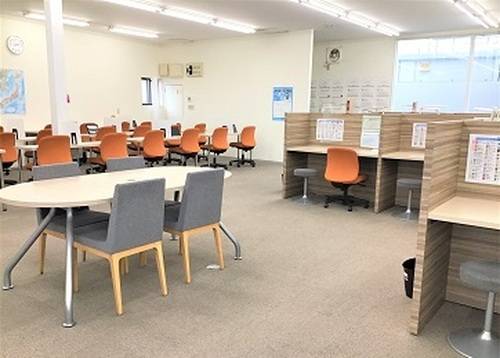 明るく清潔感のある空間で、生徒の様子が一目で見渡せます。