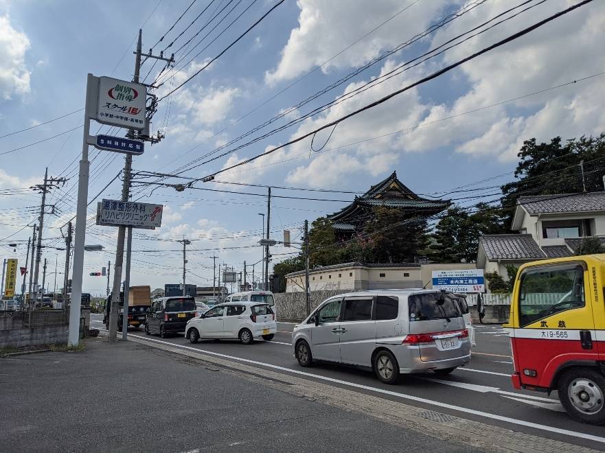 由緒ある慈眼寺が斜め向かいの水判土交差点に大きな看板でご案内。
